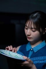 日向坂46小坂菜緒、心機一転のひとり旅グラビアでキラキラ笑顔