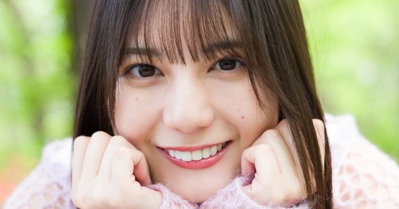 日向坂46小坂菜緒、心機一転のひとり旅グラビアでキラキラ笑顔