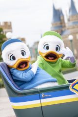 �X�N���[�W�ƃq���[�C�A�f���[�C�A���[�C���^�E���J�[�ɏ��A�Q�X�g�ɂ��������Ď���w�h�i���h�̃o�[�X�f�[�O���[�e�B���O�x(C)Disney 