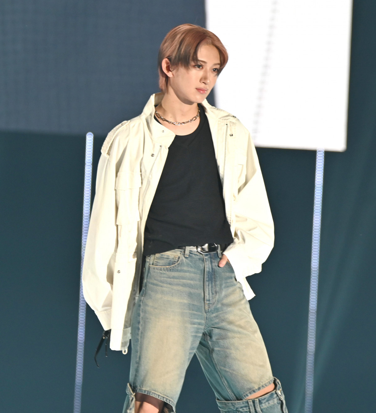 MAZZEL・NAOYA、ダンスコラボ出演で注目 SNS騒然「ピンク髪の