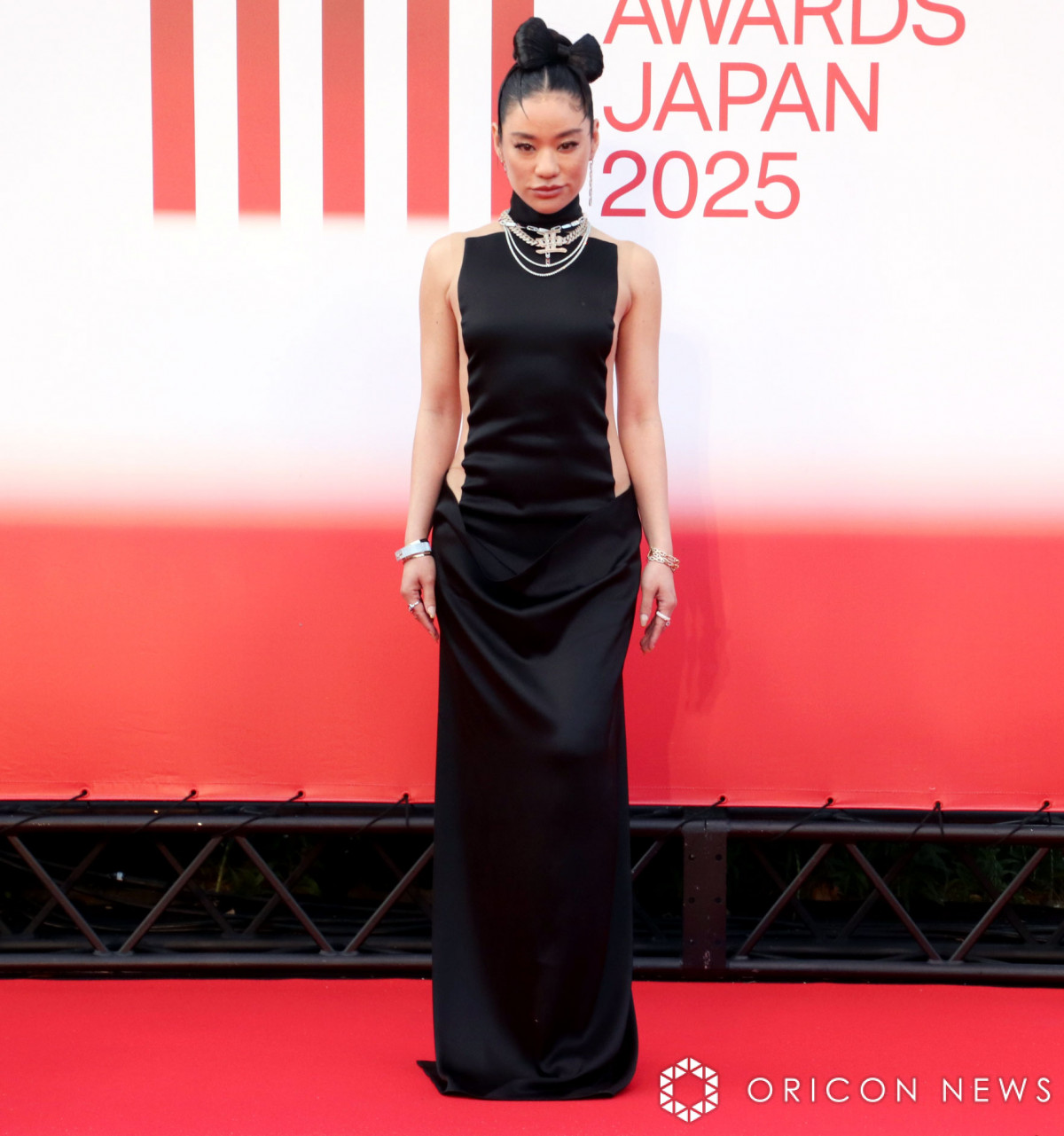 シボレー レーシングジャケット Awich着用 MAJ】Awich、大胆肌見せ黒