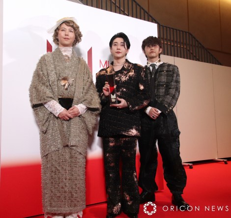 �wMUSIC AWARDS JAPAN 2025�x�͂ݎ�ނɓo�ꂵ��Mrs. GREEN APPLE�i������j���V���ˁA��X���M�A����l �iC�jORICON NewS inc. 