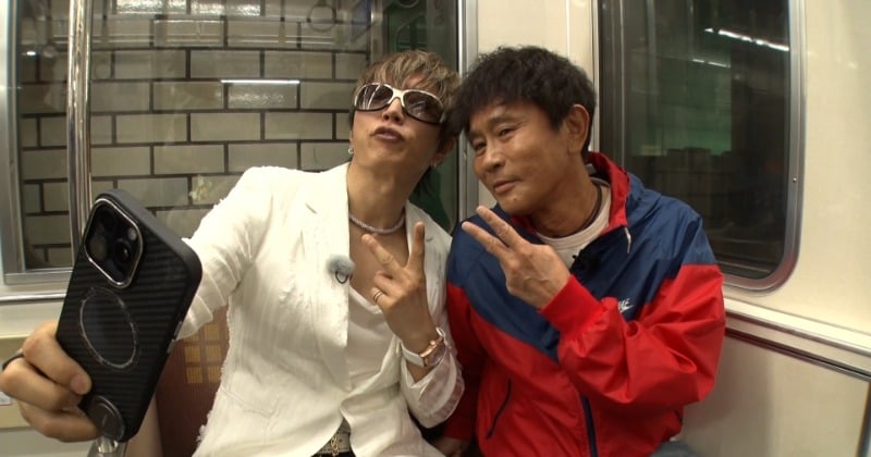 浜田雅功&GACKT、大阪・天神橋筋六丁目で貴重ツーショット 30年ぶりの切符購入&乗車