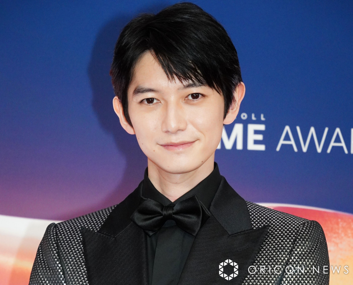 CAA】本郷奏多、黒タキシードに蝶ネクタイで凛々しい表情見せる アニメ