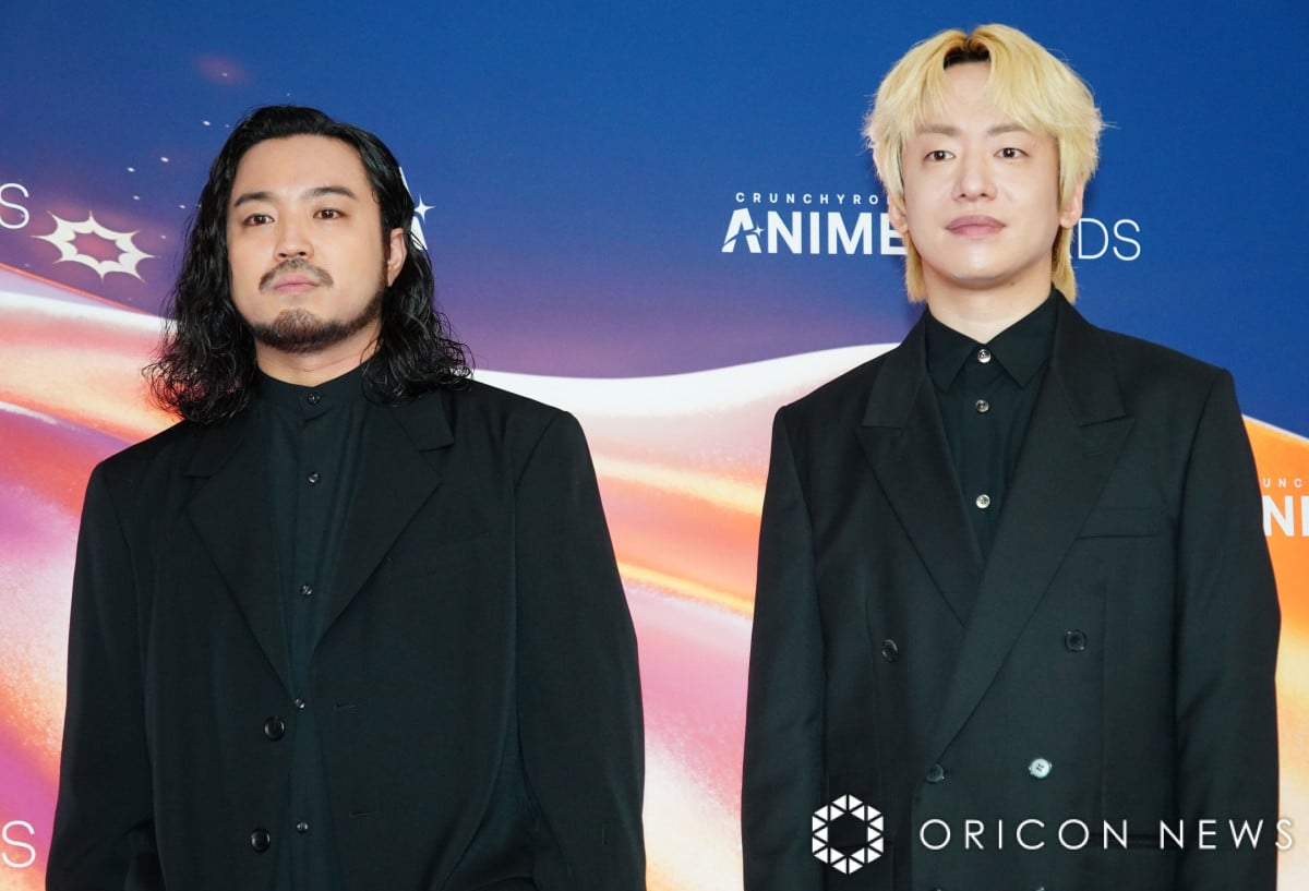 CAA】Creepy Nuts、シックなオールブラックで統一 アニメの祭典の