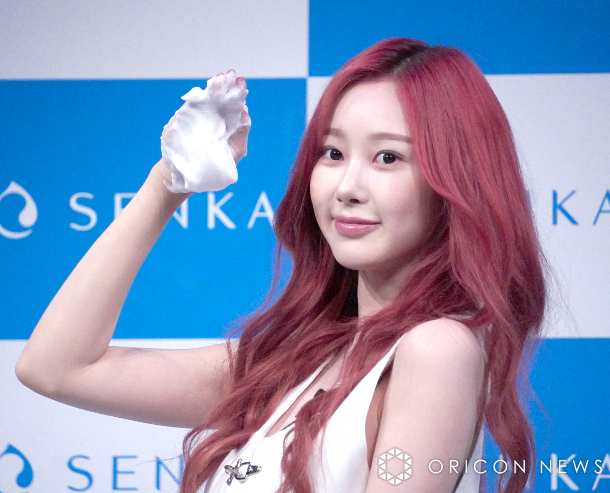 aespa・ジゼル、会見でふわふわな泡づくり ”泡職人”っぷり発揮