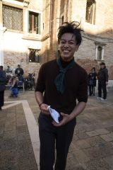 �f��w�ݕӘI���͓����Ȃ� �������x(���J��)�I�t�V���b�g(C)2025�u�ݕӘI���͓����Ȃ� �������v����ψ��� (C)LUCKY LAND COMMUNICATIONS/�W�p�� 