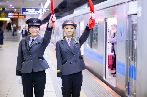 安済知佳＆菱川花菜、成城学園前駅1日駅長＆乗務員に就任 