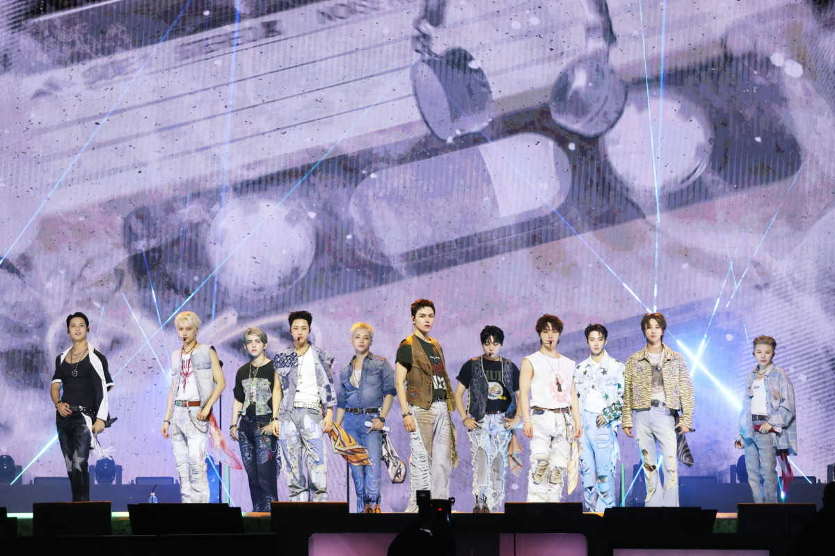 CxgwB-DAY PARTY : BURST Stage @`XMx̖͗l (P)&(C) PLEDIS Entertainment 