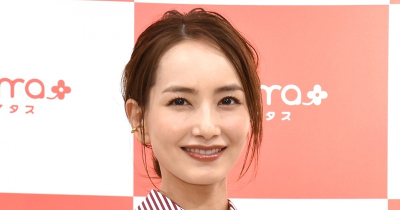 辻元舞、生後9ヶ月の長女を抱っこ “顔出し”母子2ショット公開に「可愛いぃ〜」「幸せのお裾分けありがとう」