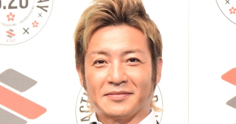 つるの剛士、“顔出し”夫婦ショット「美男美女」 妻からの手編みセーターも披露「デザインがまた最高」「センス良すぎます」