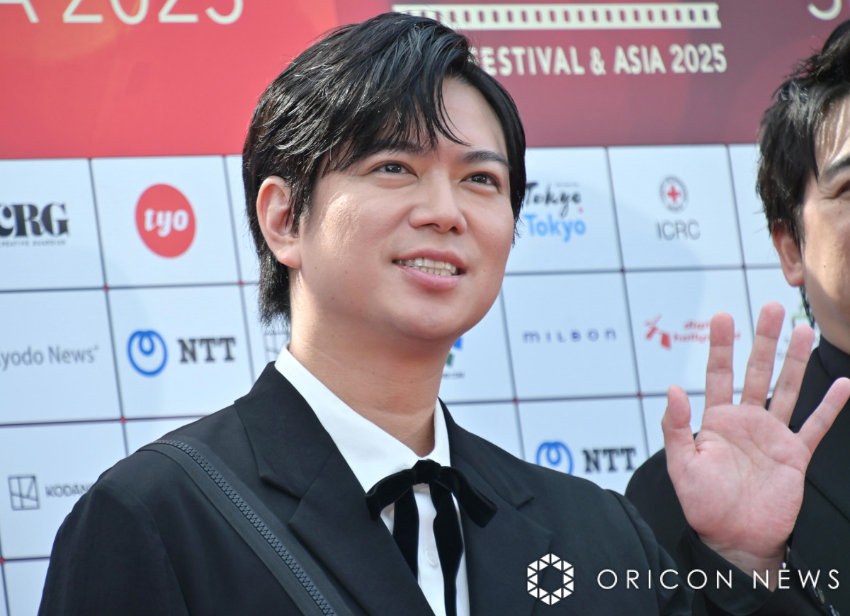 SSFF】加藤シゲアキ、監督としてレッドカーペット ダークカラーコーデ