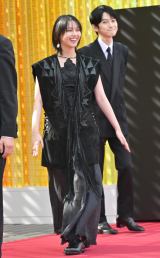 SSFF】西野七瀬、デコルテちら見せの艶やかな装い 本郷奏多はブラック