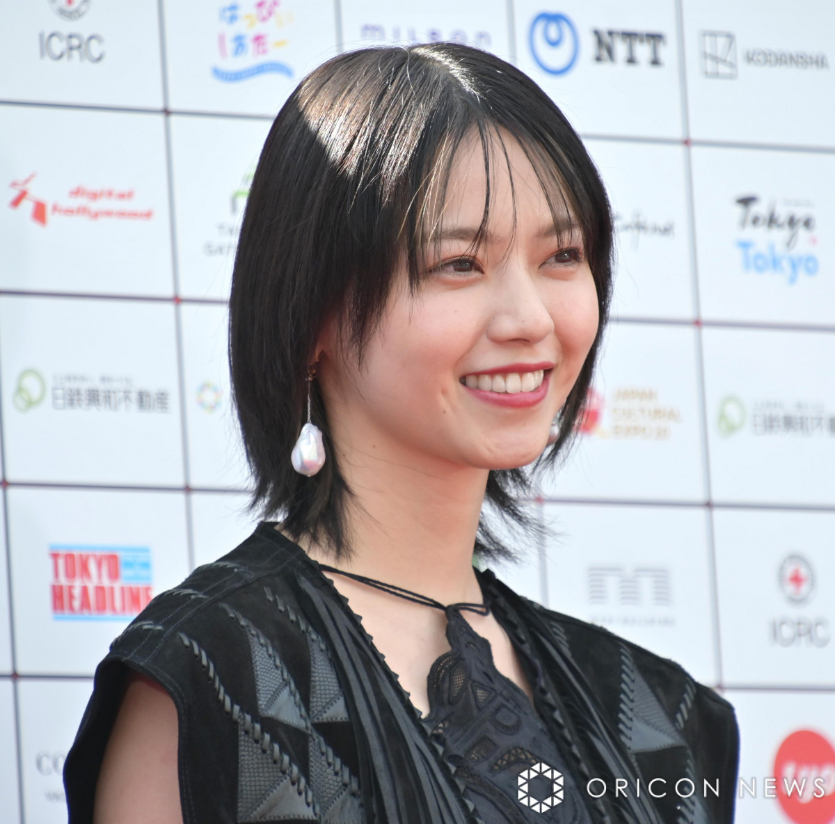 SSFF】西野七瀬、デコルテちら見せの艶やかな装い 本郷奏多はブラック