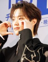 �wASIA STAR ENTERTAINER AWARDS 2025�x���b�h�J�[�y�b�g�ɓo�ꂵ��&TEAM�EEJ (C)ORICON NewS inc. 