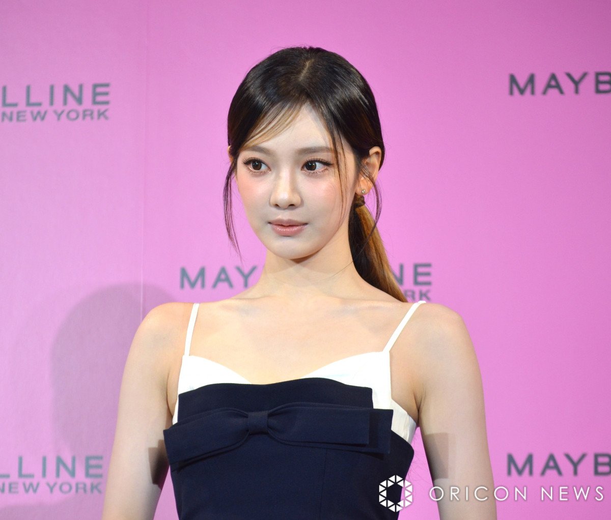 aespa・ニンニン、”抜群スタイル”際立つツートーンワンピで登場