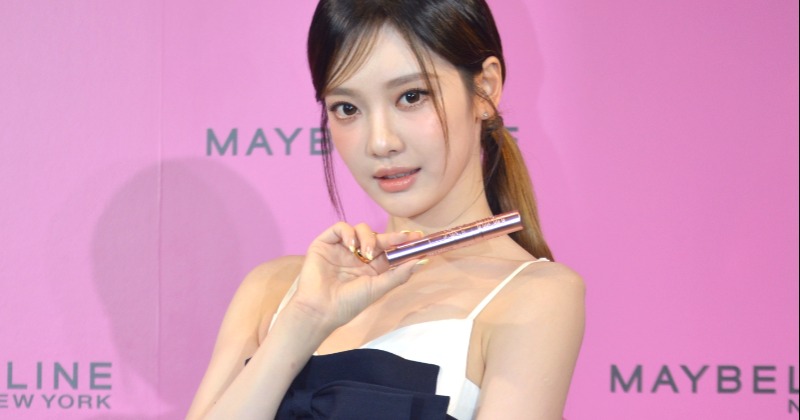 aespa・ニンニン、”抜群スタイル”際立つツートーンワンピで登場 アンバサダー就任に喜び語る