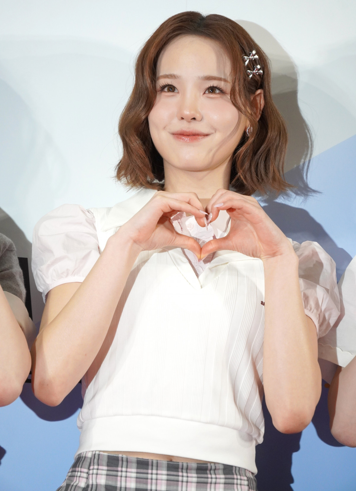 ASEA 2025』NiziU、MCからのムチャブリに神対応 ミニ丈スカートで美