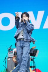 �w2025 Weverse Con Festival�x�uWeverse Park Day�v1���ڂɓo�ꂵ��NOWADAYS�EJINHYUK(C)2025 Weverse Con Festival 