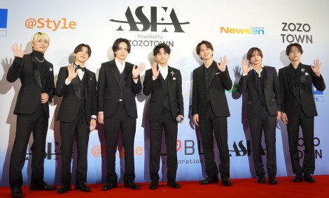 『ASIA STAR ENTERTAINER AWARDS 2025 Presented by ZOZOTOWN』のレッドカーペットに登場したtimelesz（左から）篠塚大輝、松島聡、菊池風磨、佐藤勝利、寺西拓人、猪俣周杜、橋本将生 （C）ORICON NewS inc. 