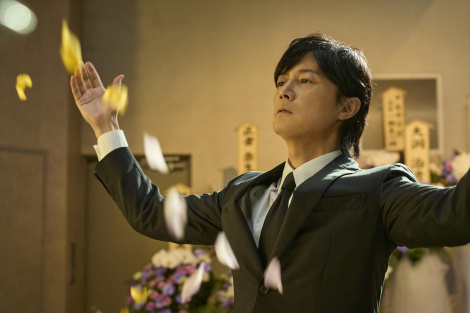 �Z�E�p��̑��V�̏�ŉ؂₩�ȃ}�W�b�N��������_�����j�i���R�뎡�j���f��w�u���b�N�E�V���[�}���x�i9��12�����J�j��ʎʐ^�iC�j2025�u�u���b�N�E�V���[�}���v����ψ��� 