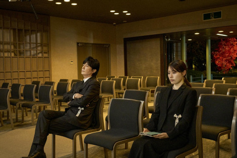 �p��̑��V�̏�Řb�����镐�j�i���R�뎡�j�A�^���i�L���ˏ��j���f��w�u���b�N�E�V���[�}���x�i9��12�����J�j��ʎʐ^�iC�j2025�u�u���b�N�E�V���[�}���v����ψ��� 