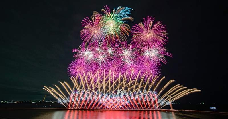 万博 花火 金色と緑色 20250529_190830_o_76667049.jpg