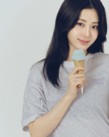 gelato pique�i�W�F���[�g �s�P�j�uICE CREAM COLLECTIO�m�v�𒅗p����LE SSERAFIM�EHUH YUNJIN�i�z�E�����W���j 