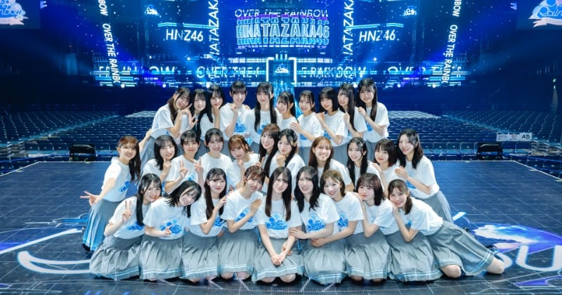 M*i様 日向坂46 生写真 BRAND NEW LIVE 2025 ライブ衣装 日向坂46、一期生全員卒業後初ライブ 新体制で見せた“虹の向こう