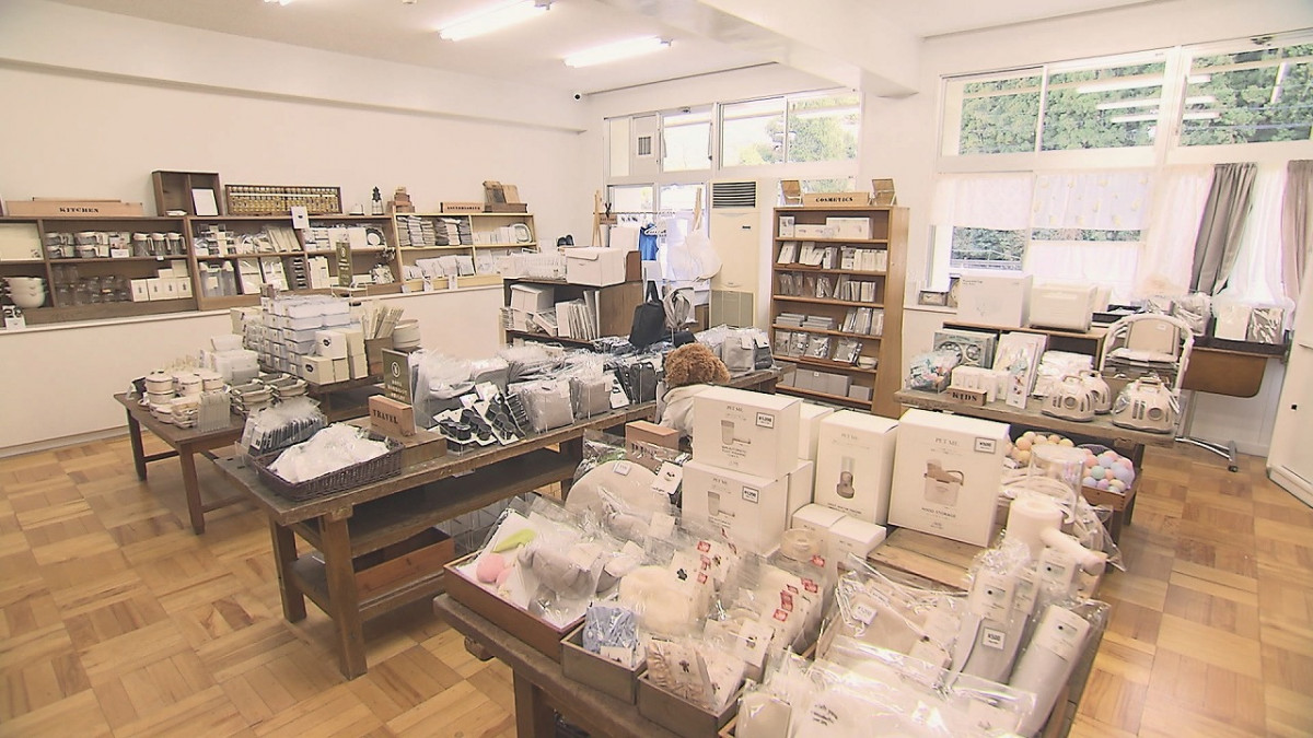 3COINSのビル」奈良の山の中にあった… アウトレットで3点550円・10点1100円 | オリコンニュース（ORICON NEWS）