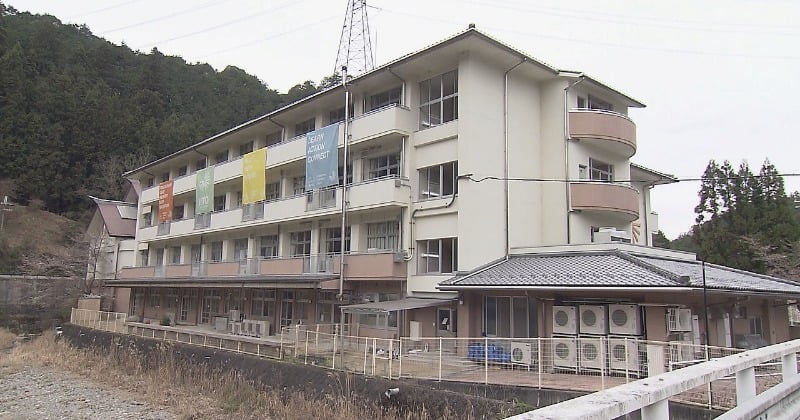 「3COINSのビル」奈良の山の中にあった… アウトレットで3点550円・10点1100円