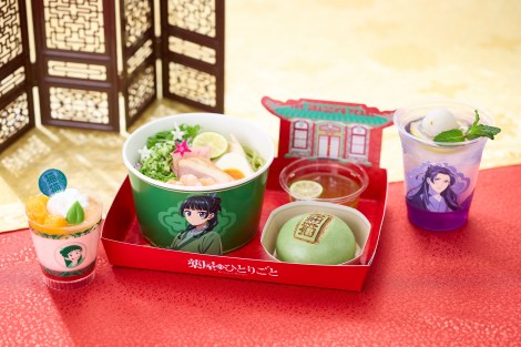 『ユニバーサル・クールジャパン2025』と『薬屋のひとりごと』のコラボ　オリジナルフードグッズが発売（左から） 猫猫の莓杏仁豆腐 黄桃添え、猫猫の彩りス ダチ 冷麺コンボ、壬氏のライチ香るシトラスドリンク 