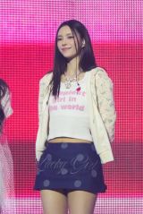 ILLIT、『Weverse Con Festival』で弾けるパフォーマンス WONHEE