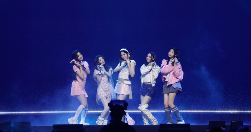 ILLIT、『Weverse Con Festival』で弾けるパフォーマンス WONHEEの“3段