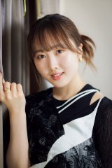 本田望結、清楚なブラウスに身を包む 姉とのあいだで起きた不思議な