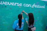 �wWeverse con Festival�xWeverse���b�Z�[�W�E�H�[��(C)2025 Weverse Con Festival 