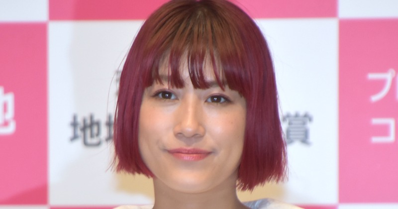 35歳・IMALU、“美脚”際立つスマイル全開ショット「いい笑顔」「かわいい」