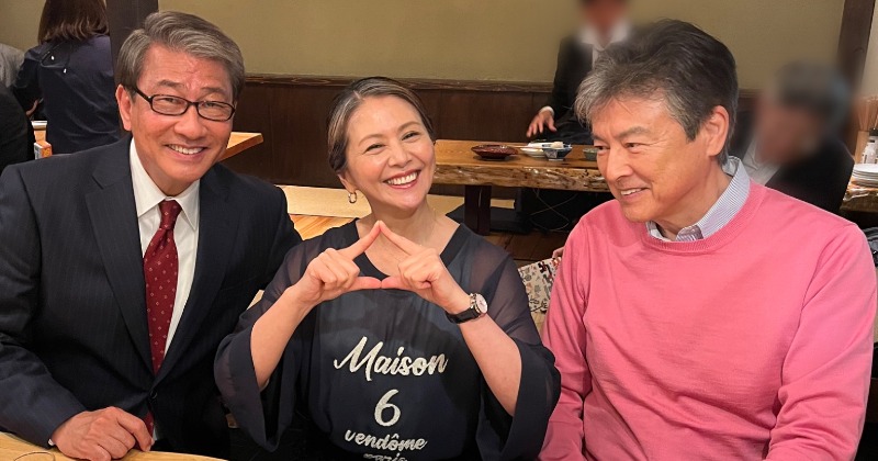小泉今日子、ダンディーな“三角関係”ショット「イケオジ」「美男美女!!」「大人の素敵な関係」