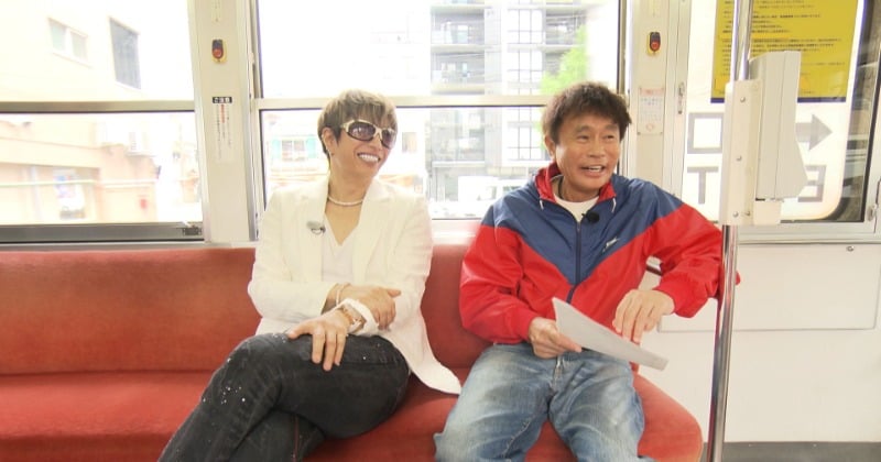GACKT、「一番ぜいたくですね」路面電車にしみじみ 浜田雅功と大阪・西成を街ブラ