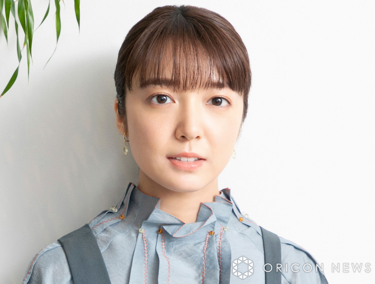 上白石萌音、“美デコルテ”まぶしいドレス姿に反響「すっかり大人