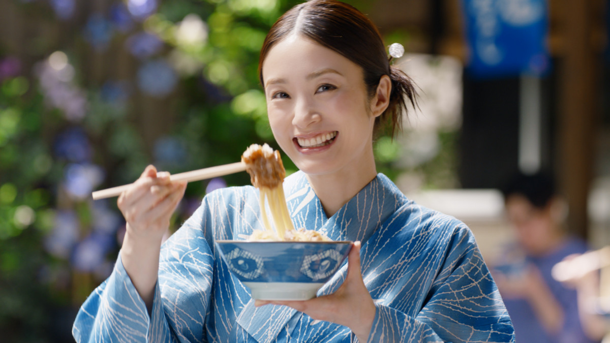 上戸彩、涼やかな水色の浴衣姿 夏の“のど越し”楽しむ「これを食べ