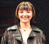 �~���[�W�J���w���׉@�N���X�x�����v���X�R�[����͂ݎ�ނɏo�Ȃ���sara(C)ORICON NewS inc. 