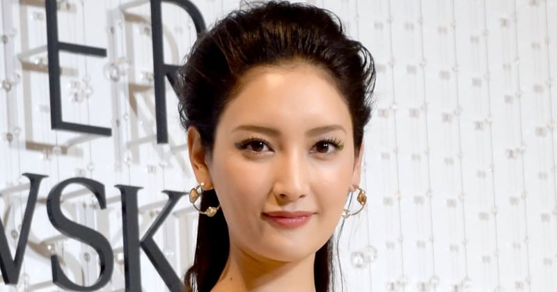 菜々緒、ランジェリー姿でまぶしい笑顔 “夏ブラジャー”でスリムな美スタイル