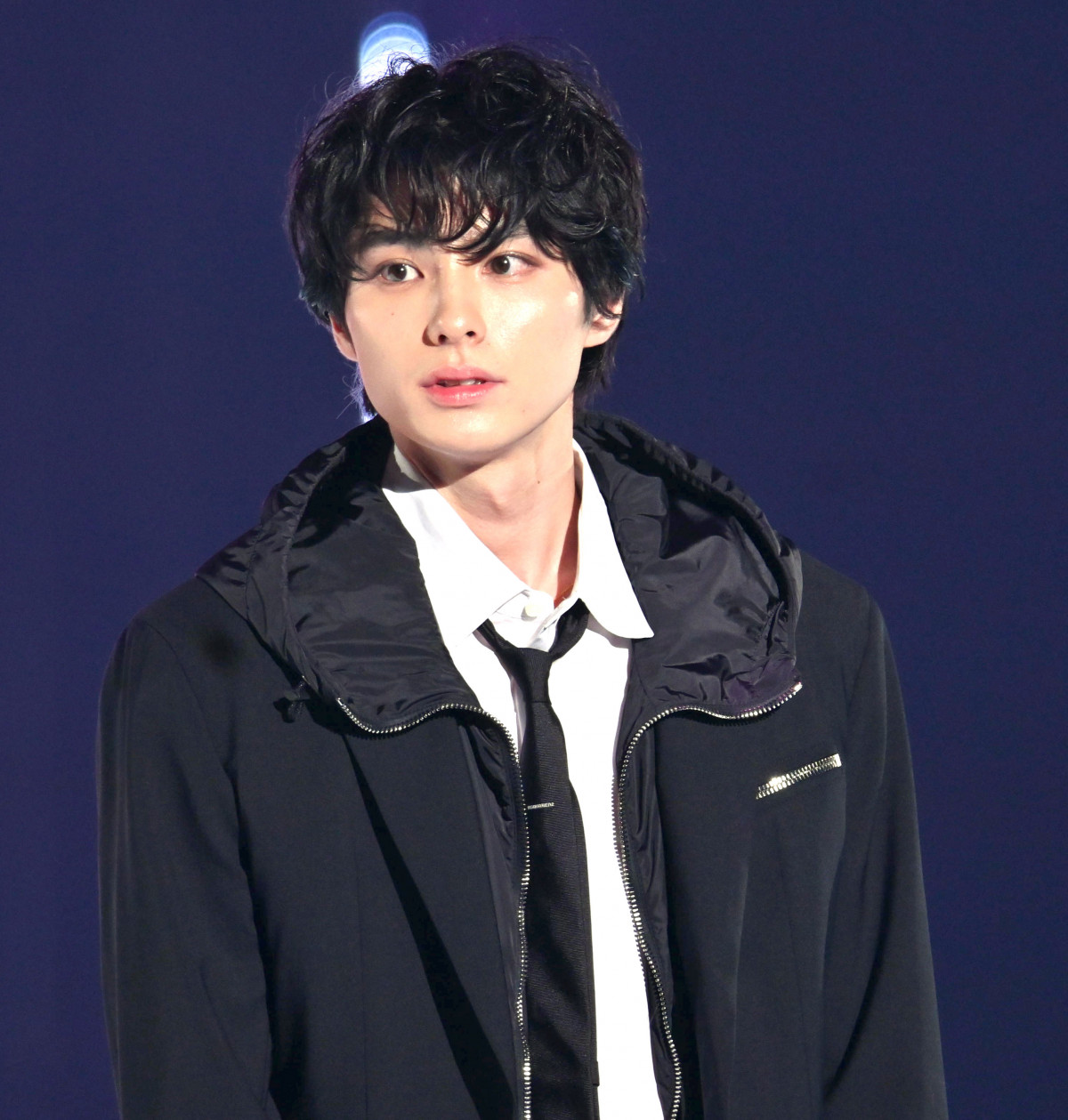 本田響矢、”愛妻”に向けた笑顔 公開されたモノクロショットに「直視