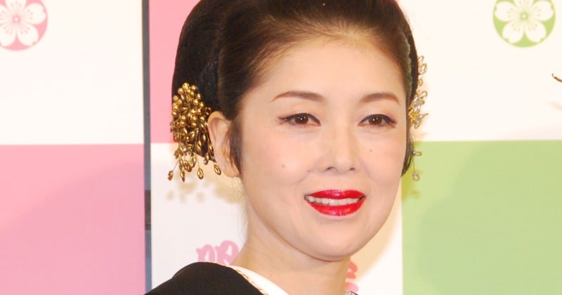 藤あや子、17歳孫と“藤の花”に囲まれ2ショット「私もJK気分を味わいました」