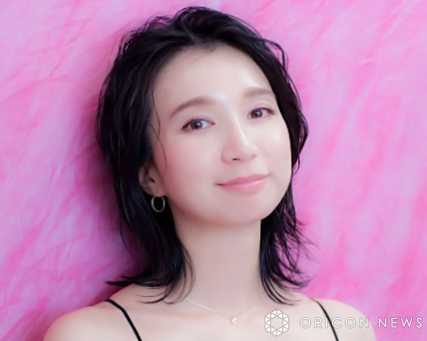 芹那、“衝撃”姿で大胆肌見せ「こりゃえろすぎる」「マジでナイスバディ