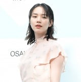 のん、プラダをまとい大阪駅前に登場 「普段がまんしてる」もの明かす 
