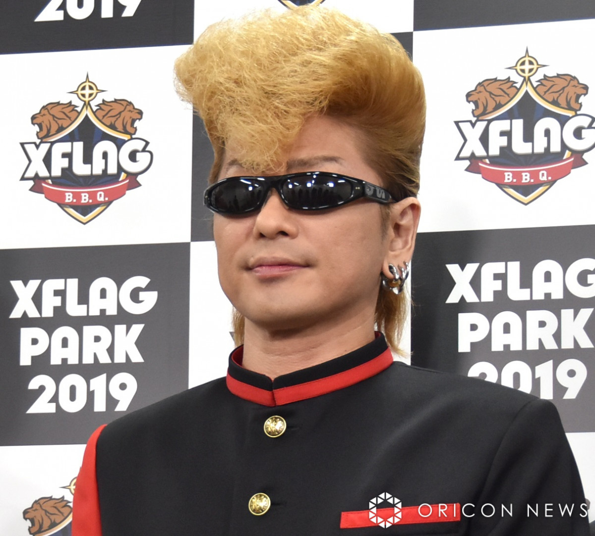 氣志團・綾小路翔、赤髪の母と“ほぼ顔出し”親子2ショット 誕生日