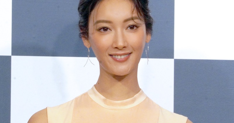 菜々緒、海外でのおこもり旅で“未知”との遭遇 美脚際立つワンピース姿