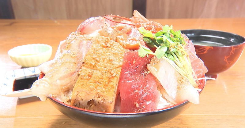 オモウマい店丼&公式本 本ガツオ＆キハダマグロ…25切れ 1600円の“ボリューミーな丼”が